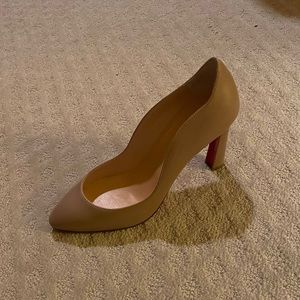 Brand New Christian Louboutin Nude Leather Wave Classic Heel - 40